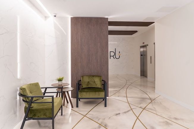 Créer un design intérieur intemporel, c’est marier matériaux durables et lignes épurées avec des couleurs et des détails qui ajoutent de la personnalité.